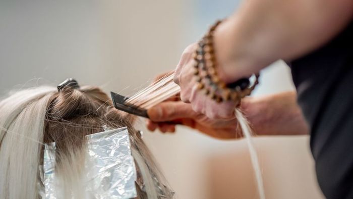 Có nên tẩy tóc trước khi nhuộm màu nâu rêu không